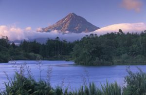 Um den Helligkeitsunterschied zwischen dem Vulkan und dem dunklen Vordergrund auszugleichen, habe ich einen Grauverlauffilter verwendet um die obere Bildhälfte (den Vulkan und Himmel) abzudunkeln.