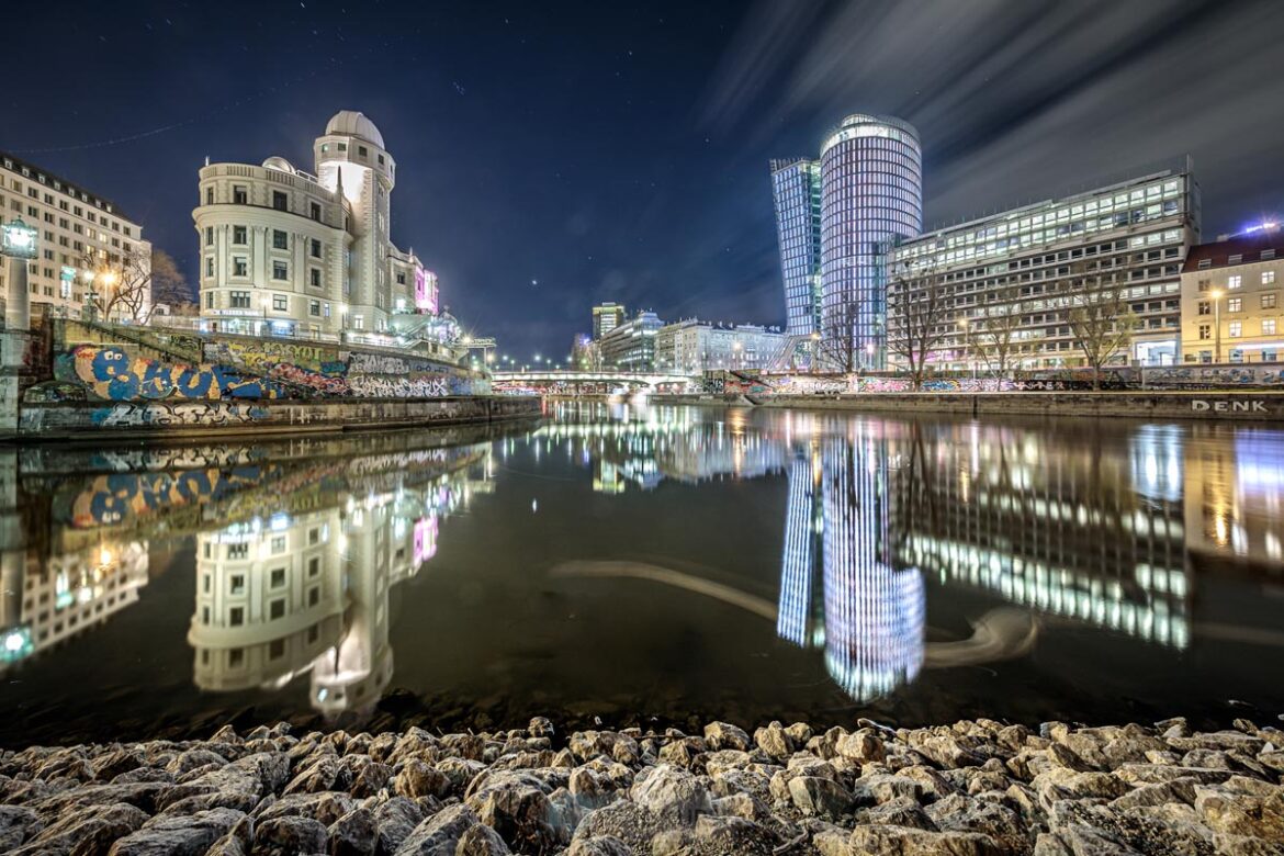 Wiener Donaukanal bei Nacht mit Light Painting − Alexander Müller - Photo+Adventure