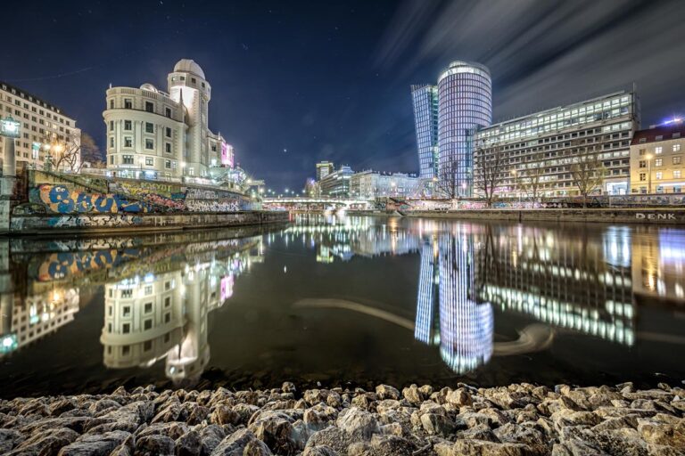 Wiener Donaukanal bei Nacht mit Light Painting − Alexander Müller