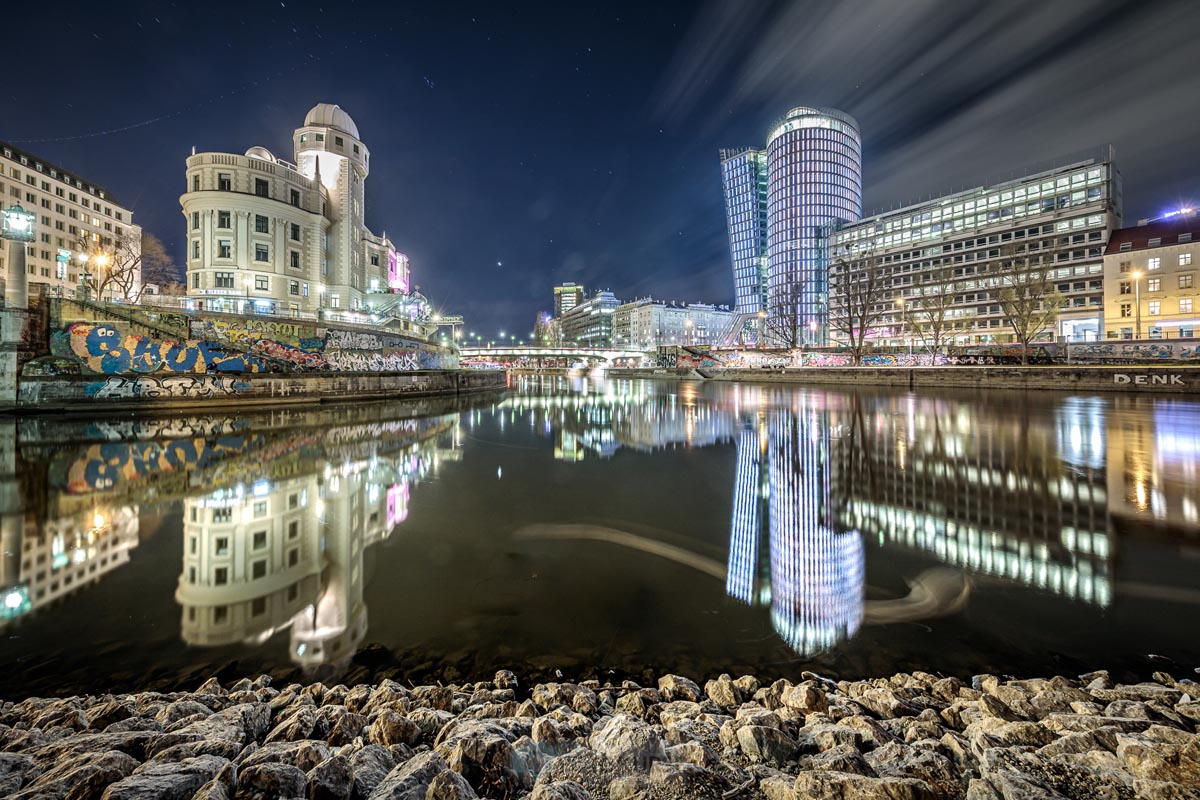 Wiener Donaukanal bei Nacht mit Light Painting − Alexander Müller - Photo+Adventure