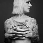 Licht-Struktur-Komposition: Verdeckter Akt − Roland Pum & Nadja Hluchovsky - Photo+Adventure